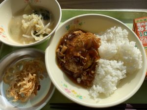 コラボレーターの室谷 真由美さんが監修される「エブリワン・ヴィーガン給食」が八王子市浅川小学校で実施