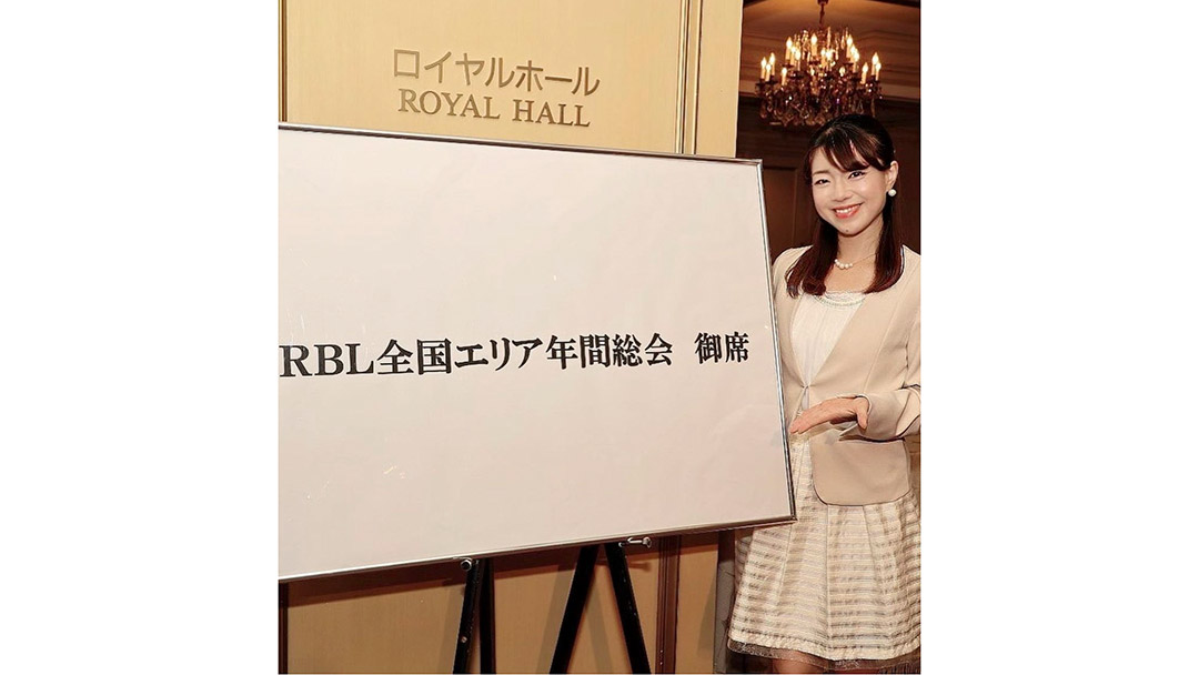 朝妻久実(あさづまくみ)さんがROLANDプロデュースの男性向け脱毛サロンRBLの「全国エリア年間総会」の司会を担当