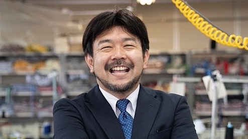 伊藤文典(いとうふみのり)さんが代表取締役を務めるエイビスがソフトバンク和田毅投手の自主トレメンバー「チーム21」と協賛し、キャップとオリジナルウェアを販売